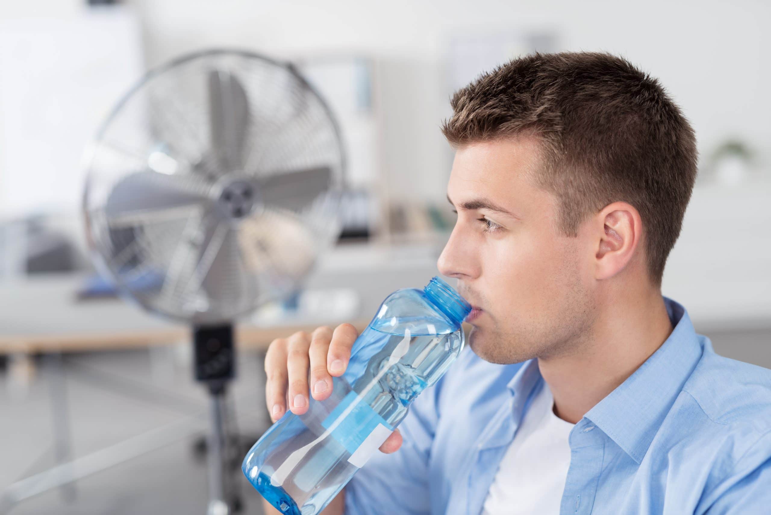 Жара пейте воду. Пить воду. Жара в офисе. Человек пьет воду. Вода в офисе.