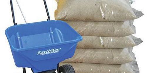 Salt spreader with de-icing salt