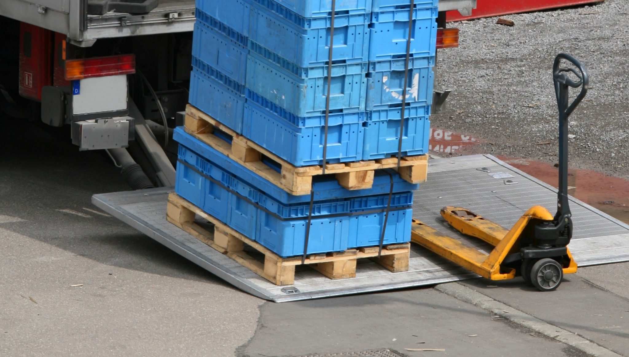 Safely unload pallets