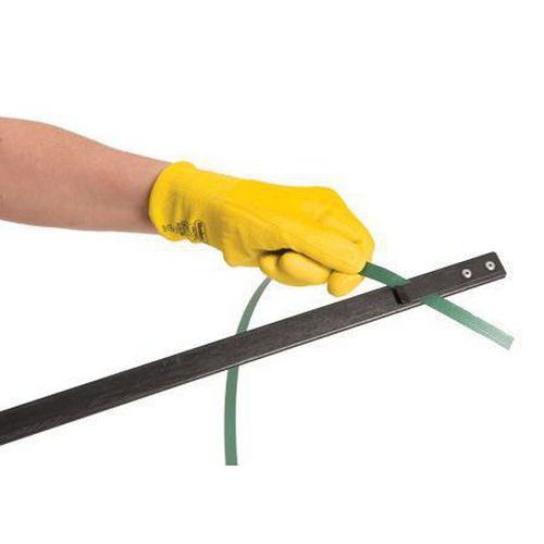 Strapping clips to the end of the pallet probe