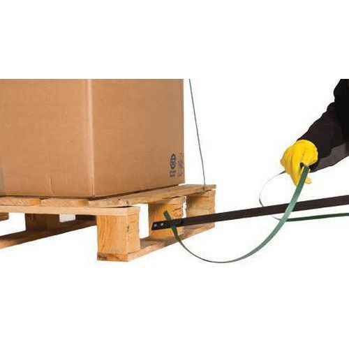 Feeds strapping under the pallet