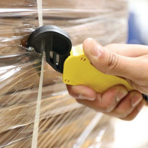 Disposable Yellow Safety Knife Pack of 25 Manutan UK